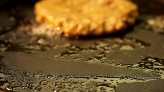 煎饼正在烤制中，用抹刀翻面视频素材