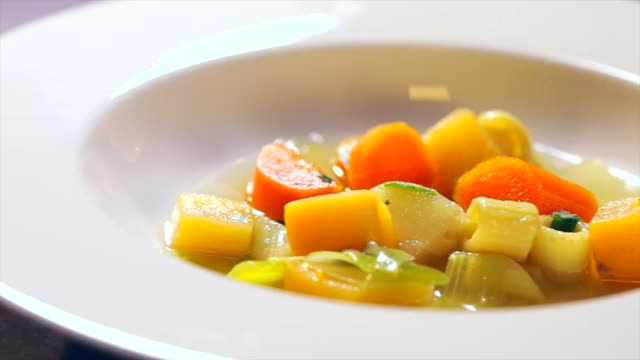 用盘子盛蔬菜汤视频下载