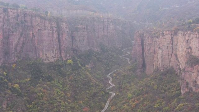河南新乡：航拍深秋南太行峡谷及挂壁公路视频素材