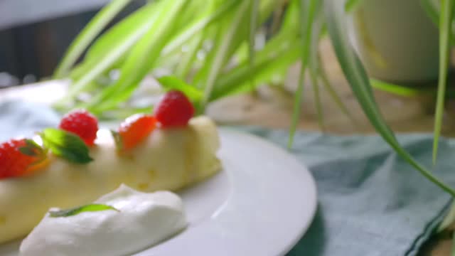 用奶油、草莓和覆盆子填充的可丽饼视频素材