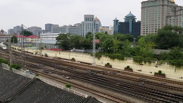 抵达北京火车站的和谐号动车组列车视频素材