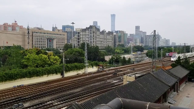 驶出北京火车站的和谐号动车组列车视频素材