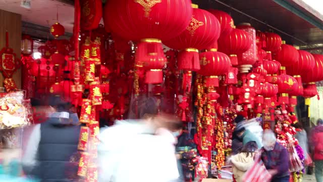 上海豫园商店购买春节装饰物的人群延时摄影视频素材