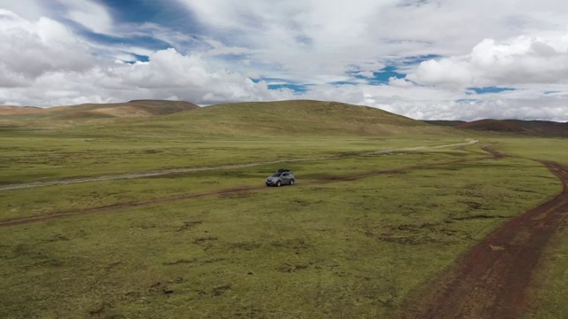 西藏无人区suv汽车自驾游越野旅行视频素材