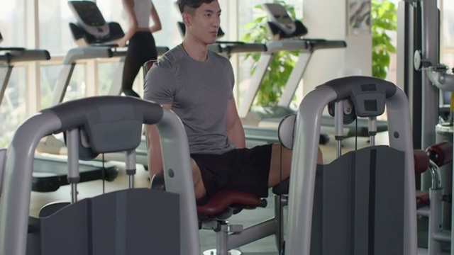 年轻男士在健身房健身视频素材