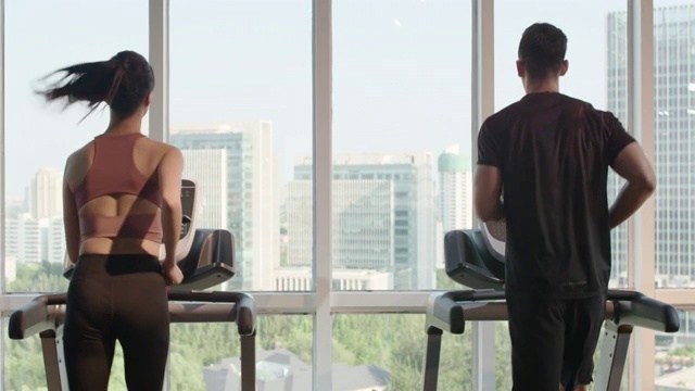年轻情侣在健身房跑步视频素材