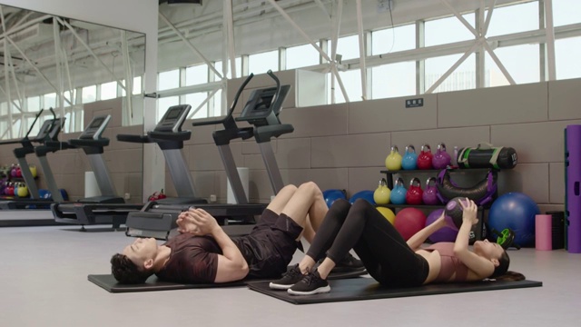 年轻女士在健身房上私教课视频下载