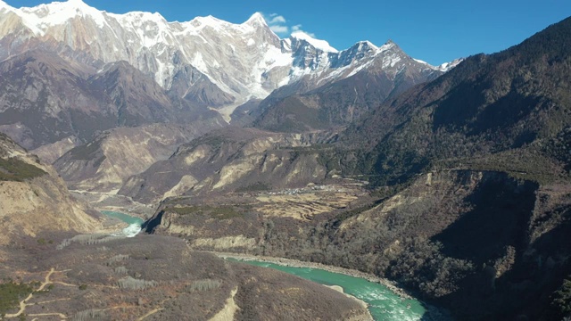 南迦巴瓦峰与雅鲁藏布江大峡谷视频素材