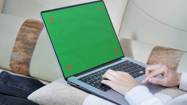 笔记本打字商务工作绿屏可抠屏 4k高清视频视频素材