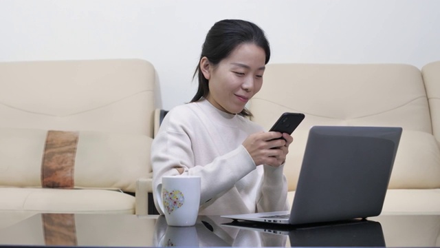 亚洲女士居家办公玩手机 4k高清视频视频素材