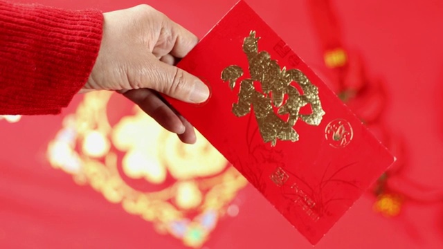 春节新年一个女人手里拿着红包特写视频素材