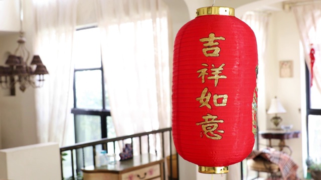 住宅内部悬挂的中国春节新年传统装饰物灯笼视频素材