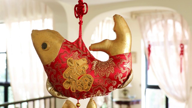 住宅内部悬挂的中国春节新年传统装饰物年年有余视频素材