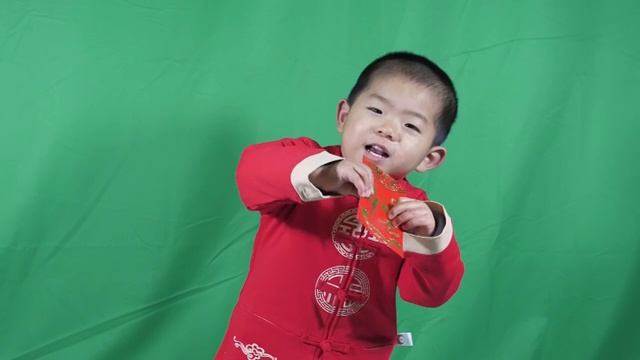 亚洲小男孩恭贺新年拜年绿幕可抠图 HD升格高清视频视频下载