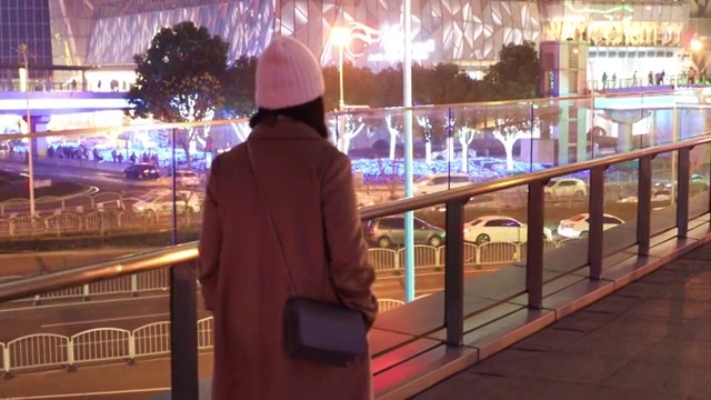 夜晚走在城市户外街道的孤独女人背影视频下载
