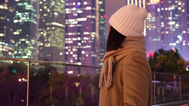 夜晚站在城市户外看风景和思考的女人背影视频素材