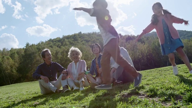 快乐的的六口之家在草地上玩视频素材