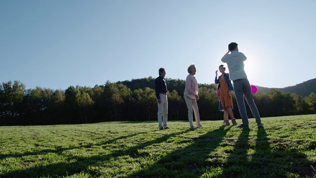 快乐的的六口之家在草地上玩气球视频素材