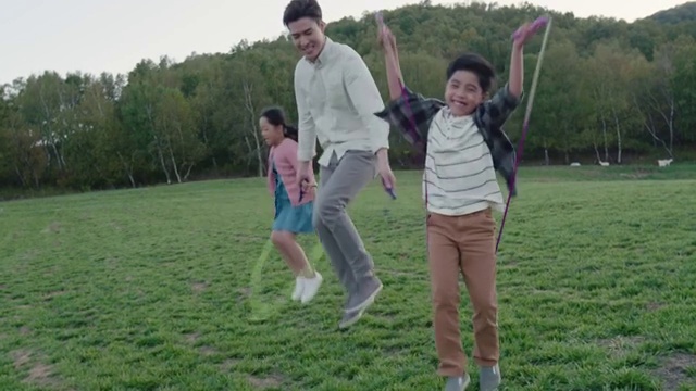 快乐的家庭在草地上比赛跳绳视频下载