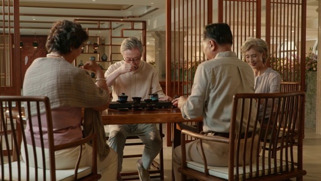 老人们聚在茶馆喝茶聊天视频素材