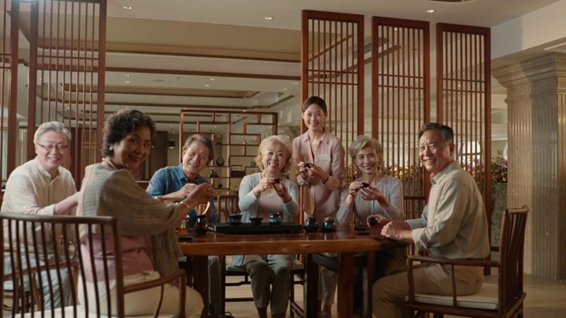 老人们聚在一起喝茶聊天视频下载