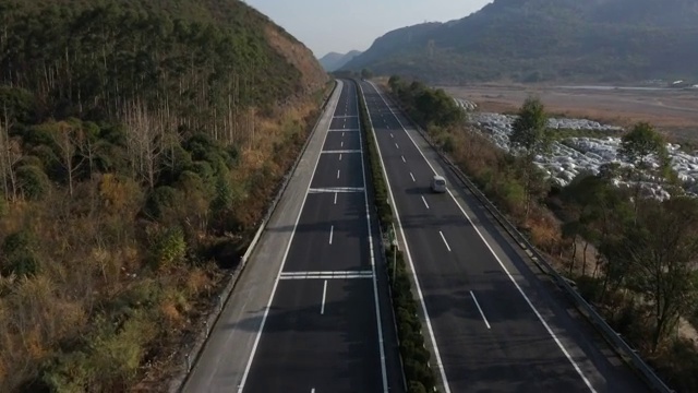 冬季阳光下穿过群山的高速公路视频素材