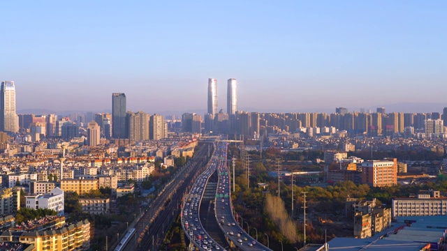 中国云南昆明双子塔和高架桥车流黄昏航拍风光视频素材