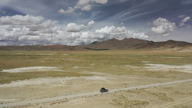 西藏阿里荒野无人区自驾旅行壮美的自然风光视频素材
