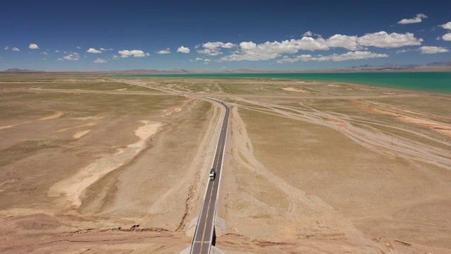 中国西藏藏北公路荒野公路交通运输自然景观视频素材