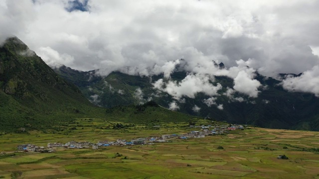 西藏日喀则吉隆县乃村高山草甸田野田园风光视频素材