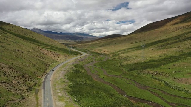 西藏山南市野外无人区旷野自驾游旅行公路景视频素材