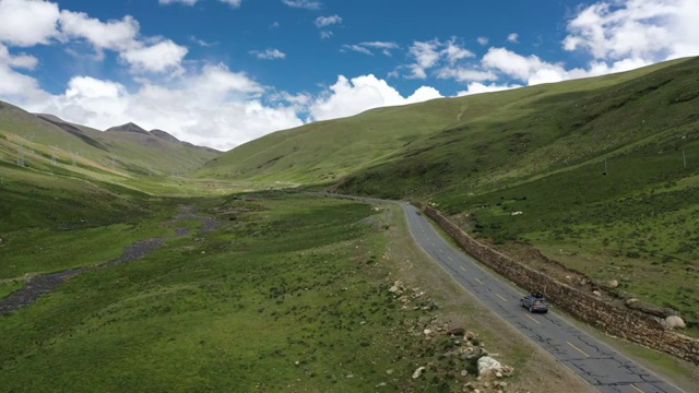 西藏山南市野外无人区旷野自驾游旅行公路景视频素材