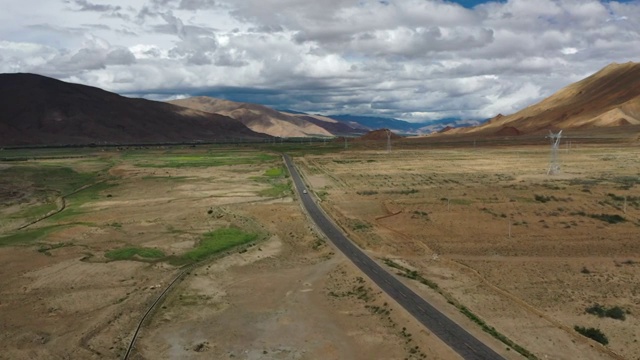 西藏山南市荒野汽车公路交通运输景观视频素材