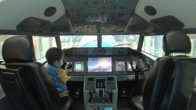 四川科技馆内的航空飞机模拟飞行驾驶视频购买