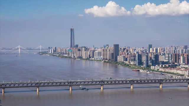 武汉市长江大桥长江二桥与绿地中心视频素材