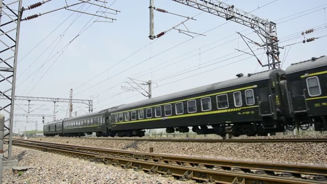 行驶在京沪铁路线上的特快列车视频素材