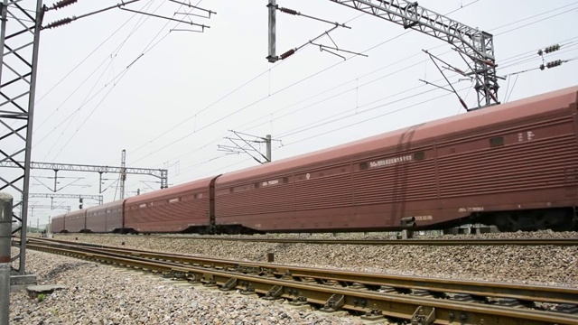 行驶在京沪铁路线上的JSQ型双层汽车运输列车视频素材