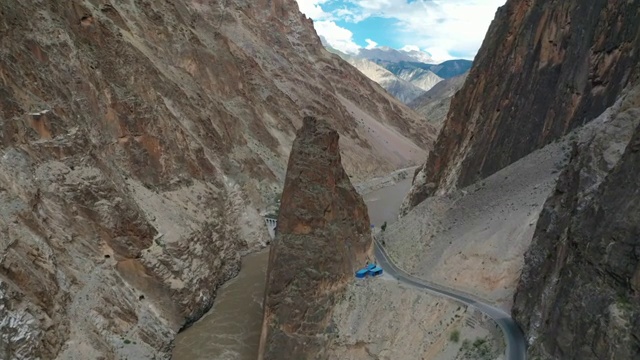 西藏八宿川藏线怒江大峡谷G318国道交通视频素材
