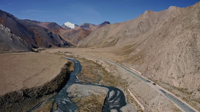 Jeep自由光在西藏蜿蜒的公路上驰骋视频下载