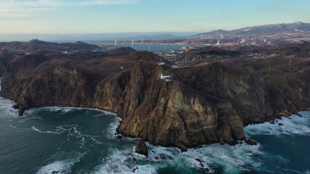 日本北海道室兰地球岬壮丽的悬崖海岸线自然景观航拍视频素材