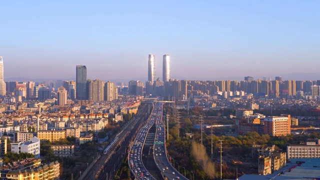 中国云南昆明双子塔和高架桥车流黄昏航拍风光视频素材
