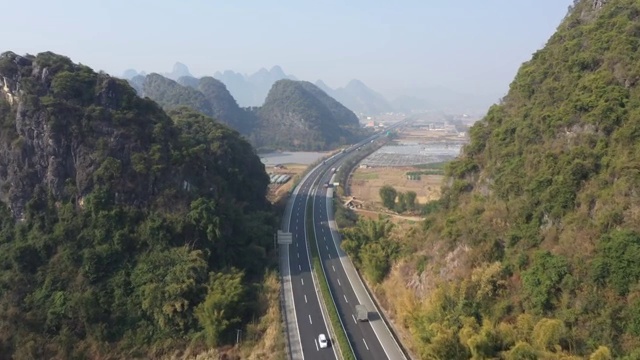 穿越群山的高速公路视频素材