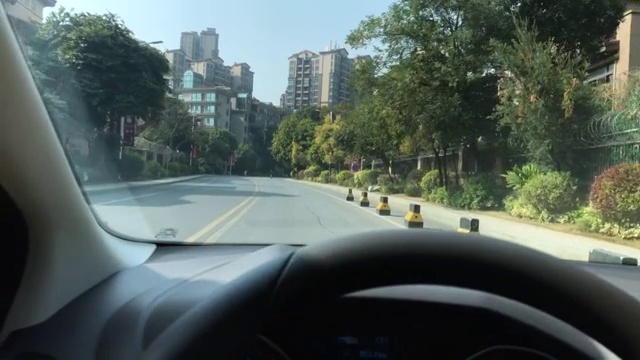 驾驶小车浏览别墅区视频素材