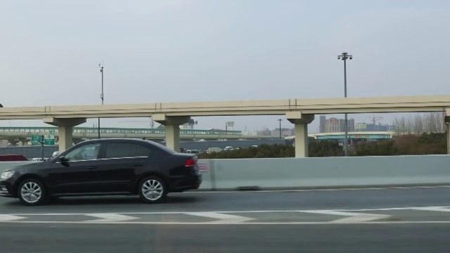 行驶在城市高架道路上的汽车向外视角镜头视频素材