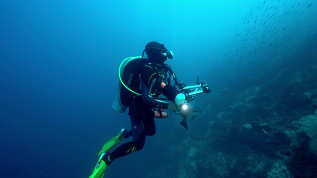 海底潜水员水下摄影师视频素材