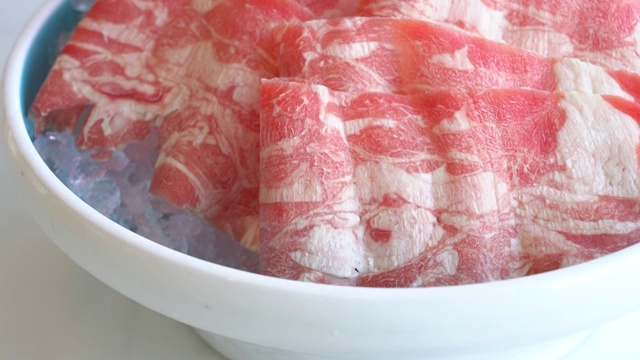 透明碎冰冰块上白色盘子里新鲜生鲜美味肥牛卷牛肉卷视频素材
