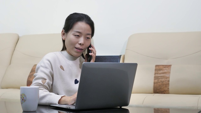 4k高清视频亚洲女士居家办公打电话视频素材