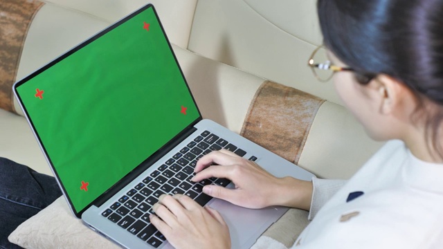 4k高清视频笔记本打字商务工作绿屏可抠屏视频素材