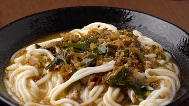 中国南方云南老昆明小锅米线地方特色云南菜小吃和肉沫视频素材