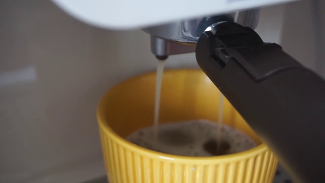 家用咖啡机煮咖啡过程视频素材